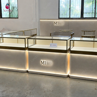 Projet clé en main de mobilier de bijouterie Sundo : Vitrine en verre sur mesure, comptoir, armoire de présentation pour magasin de bijoux, fabricant.