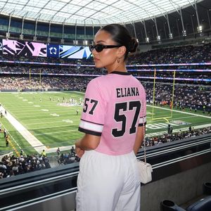 Camiseta de fútbol personalizada para mujer, personalizada con nombre y número, estilo streetwear, cuello redondo, morado, dorado, 88 - Product Image 5