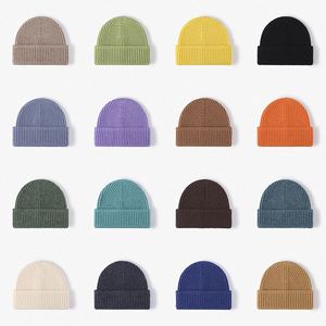Chapeau d'hiver en acrylique uni pour femmes et hommes, bonnet personnalisé avec patch brodé - Product Image 3