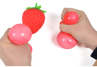 Nieuwe Unieke Stressverlichtende Simulatie Fruit Aardbei Knijp Speelgoed Langzaam Terugverende Decompressie Rubberen Bal voor Jeugd 7-14 Jaar