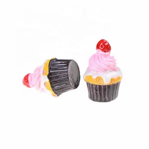 3pcs/बहुत राल स्ट्रॉबेरी केक लघु खाद्य मॉडल गुड़ियाघर घर सजावट का सामान 2cm x 2cm x 2.5cm