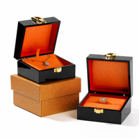 Caixa de Joias de Madeira com Acabamento em Laca de Piano de Alto Brilho, Forro Laranja, Suporte para Anéis e Colares, Fecho Dourado