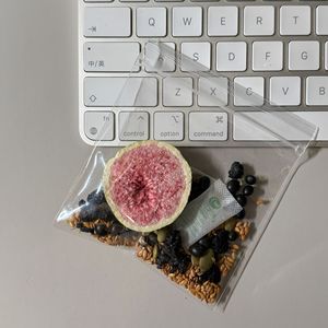 Sachets <span class=keywords><strong>de</strong></span> <span class=keywords><strong>thé</strong></span> aux fruits secs mélangés et aux graines : figue, mûre, haricot <span class=keywords><strong>noir</strong></span>, graines <span class=keywords><strong>de</strong></span> lin, graines <span class=keywords><strong>de</strong></span> citrouille. Granulés <span class=keywords><strong>de</strong></span> fruits secs mélangés, conditionnés individuellement pour la consommation quotidienne. - Product Image 2