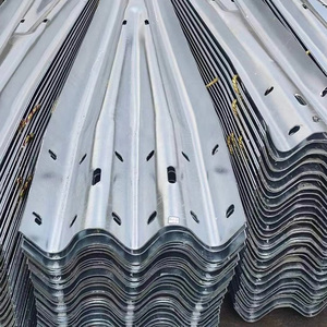 Barrière de sécurité routière en acier galvanisé ondulé de type W, norme GSO, pour le projet de sécurité routière au Qatar - Product Image 1