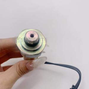 Sensor de Presión de Aceite Senwitt RE25658 para Tractores John Deere 4050 4250, Material de Aleación, Tipo Interruptor - Product Image 1