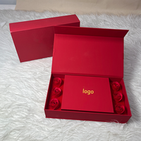 Luxe rode magnetische cadeaudoos met kunstmatige roos-inleg, aangepaste logo Valentijnsdag cadeauverpakking