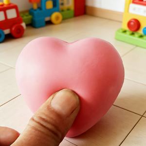 Nouveauté : Vente en gros de balles anti-stress en mousse PU en forme de cœur personnalisées, jouets promotionnels pour la publicité - Product Image 4