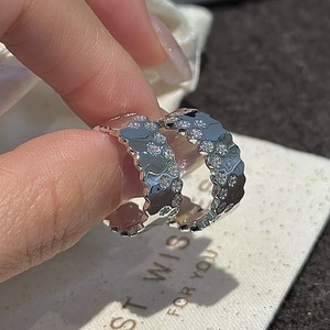 Boucles d'oreilles courbes lisses en argent pur S925, design de niche, style médiéval vintage simple et tendance, luxe léger, géométrique, religieux - Product Image 1