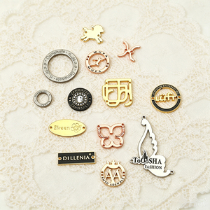 Étiquette nominative professionnelle sur mesure en alliage de zinc pour vêtements et bagages, avec logo en relief. - Product Image 2