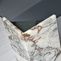 Table basse carrée moderne en marbre italien durable avec motif floral, mobilier de salon de villa de luxe, sensation premium, en pierre