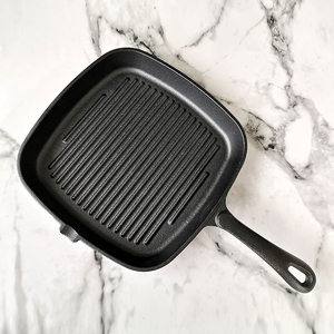 Sartén antiadherente cuadrada de hierro fundido presazonado, 9,5 pulgadas, con boquilla para asar, freír y Sauteing - Product Image 1
