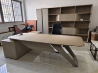 Table de bureau en bois en bois en forme de L de luxe moderne au design à la mode pour patron PDG directeur ensemble de chaises de réunion de conférence exécutive