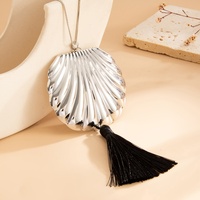 Colliers longs à pendentif en forme de coquille métallique surdimensionnée avec pompon pour femmes, style rétro, accessoires de bijoux tendance pour femmes