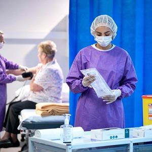 Robe d'isolement chirurgical jetable Hubei Haixin avec protection AAMI niveau 1-4, PP+PE SMMS pour une imperméabilité aux fluides supérieure - Product Image 1