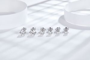 Boucles d'oreilles en argent plaqué rhodium à 6 griffes avec moissanite D VVS de 5 mm en forme de boule pour femme, idéales pour anniversaire et fiançailles - Product Image 6
