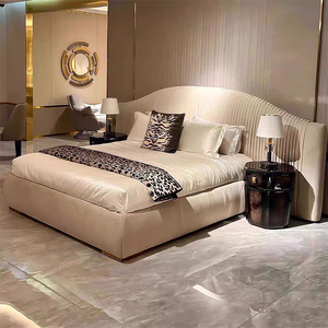 Итальянская дизайнерская двуспальная кровать класса люкс из натуральной кожи с широким изголовьем, плиссировкой и регулировкой, с каркасом из дуба - Product Image 4