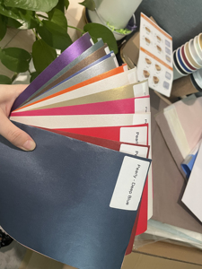 กระดาษห่อของขวัญมุก 80 แกรม แบบม้วน – สีพื้นพร้อมประกายมุกสำหรับห่อของขวัญ - Product Image 6