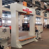 Presse hydraulique à portique personnalisée de 63 tonnes, utilisée pour le formage de matériaux composites et le emboutissage profond de tôles.