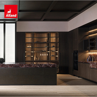 Armoire de cuisine en placage de chêne noir de luxe italien Allandgroup avec portes vitrées ouvertes à LED, îlot en marbre veiné rouge pour villa