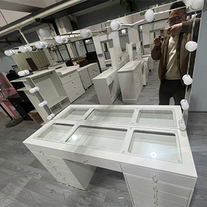 Coiffeuse moderne de luxe en bois <span class=keywords><strong>avec</strong></span> <span class=keywords><strong>miroir</strong></span> éclairé par LED <span class=keywords><strong>pour</strong></span> chambre à coucher - Product Image 2
