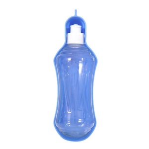 Botella de agua portátil para perros Dog Tyrant, de plástico rosa, para viajes al aire libre, taza para beber para mascotas, para pasear con gancho para correa. - Product Image 4