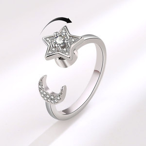 Anillos Ajustables de Cobre Bañado en Oro con Microincrustaciones de Zirconia, Diseño de Luna y Estrellas Celestiales, para la Ansiedad, de Moda para Mujer - Product Image 1