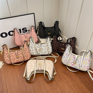 Elegante Bolso de Media Luna <span class=keywords><strong>con</strong></span> Estampado de <span class=keywords><strong>Cadena</strong></span> Guesses, Bolso Bandolera de un Solo Hombro, Bolsos para Mujer - Product Image 1