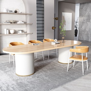 Table à manger avec plateau ovale en bois massif et base double cylindrique cannelée avec anneau doré, en bois dur, vente en gros, Esstisch - Product Image 2