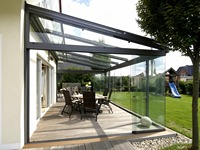 Véranda directement du fabricant avec structure en aluminium et verre, toit triangulaire autoportant pour balcon et hôtel, serre en verre