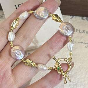 Bracelet en perles d'eau douce de forme baroque avec bouton artisanal, design de bouton OT, luxe léger, colliers de mode perlés, perle irrégulière - Product Image 1