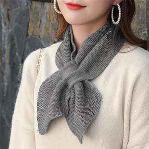 Elegante Bufanda Triangular Tejida para Mujer con Diseño de Nudo Cruzado, Suave y Cálida para el Invierno, Pañuelo para el Cuello, Chal Pequeño - Product Image 1