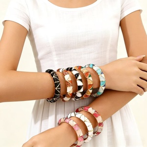 Venta al por mayor de fábrica: Brazaletes de aleación esmaltada estilo bohemio de moda para mujer, adornos de mano de alta calidad con líneas modernas y efecto de goteo de aceite. - Product Image 1