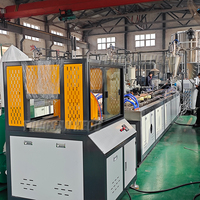 Machine d'extrusion de panneaux WPC en plastique recyclé HDPE TONGSANHEGU, pour la fabrication de revêtements de terrasse/clôtures/panneaux muraux WPC gaufrés pour l'extérieur