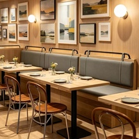 Ensemble de mobilier de restaurant commercial : banquette murale, coussins gris, tables en bois clair, chaises courbées - Vente en gros