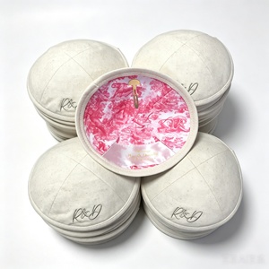 Kippah in Lino Beige Personalizzata all'Ingrosso con Monogramma Ricamato Esterno, Fodera Stampata Rosa e Clip di Fissaggio Integrate - Cappelli Personalizzati - Product Image 1