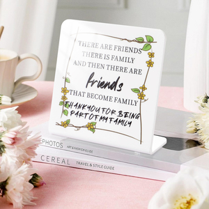 Insegna da Scrivania in Acrilico 'Amici che Diventano Famiglia', Regalo di Amicizia, Decorazione per Ufficio e Casa, Souvenir di Ringraziamento - Product Image 1