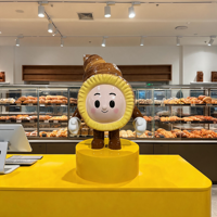 Statue de boulangerie moderne illuminée et personnalisable, sculptée sur mesure par le fabricant, pour présentation au sol en magasin