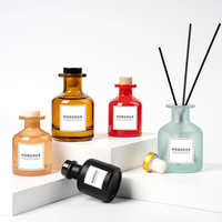 Vente en gros de flacons en verre ambré rouge de luxe de 50 ml pour diffuseurs à bâtonnets, avec un emballage noir élégant et des options de couleurs vibrantes