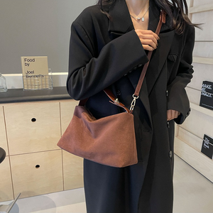 Bolso de Hombro Versátil de Alta Gama en Ante Sintético Mate, Novedad 2025, un Accesorio Retro Chic para Otoño Invierno - Product Image 1