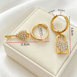 Pendientes de Moda Coreanos al por Mayor de Acero Inoxidable 316L con Baño de Oro PVD de 14k y 18k, Diseño Asimétrico con Zirconia y Cierre de Llave para Mujer - Product Image 3
