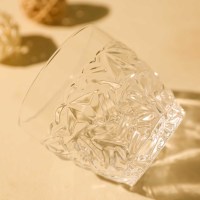Hoogwaardig transparant kristallen whiskyglas met geëmbosseerd watergolfpatroon, 315 ml inhoud, voor bar of feestjes.