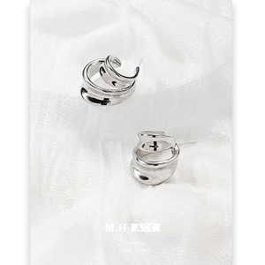 Diseño original Nuevo estilo Pendientes simples femeninos Pendientes de aro exagerados irregulares <span class=keywords><strong>rizados</strong></span> de doble capa en latón de moda - Product Image 2