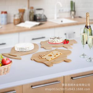 Tabla de cortar de bambú con forma de cerdo de 39x24x1.5 cm para servir y cortar alimentos en la cocina - Product Image 1