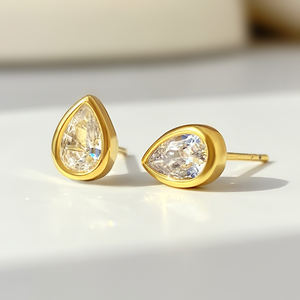 Boucles d'oreilles en forme de larme en zircone cubique plaquées or, style populaire, serties de pierres, prix d'usine en gros, pour femmes - Product Image 2