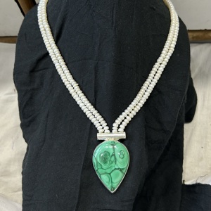 Collier en argent avec perles d'eau douce en malachite naturelle pour la fête de mariage Collier de pierres précieuses parfait comme cadeau - Product Image 2