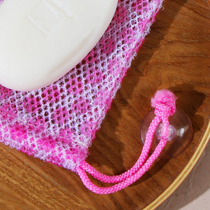 Sac en filet moussant pour savon et nettoyant pour le visage, maille en nylon de 12,5x9 cm avec ventouse, rose, bleu, blanc - Product Image 2