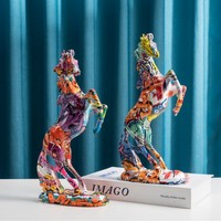 Vente en gros de statue de cheval en résine nordique Sculpture équestre réaliste pour la décoration de la maison/du bureau Figure animale durable Commande en gros