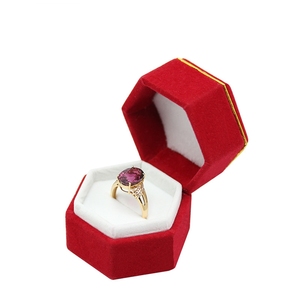 Boîte à bijoux hexagonale en tissu, emballage pour bagues, boîte à bijoux avec bordure en fil doré, vente en gros de boîtes à bijoux à rabat - Product Image 1