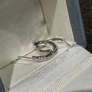 Boucles d'oreilles incurvées en argent pur S925, simples et élégantes, avec un style antique de luxe, design de niche pour les femmes soucieuses de la mode - Product Image 5