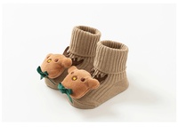 Chaussettes antidérapantes en coton doux pour bébés, motif dessin animé, pour nouveau-nés, avec décorations de poupées mignonnes, vente en gros